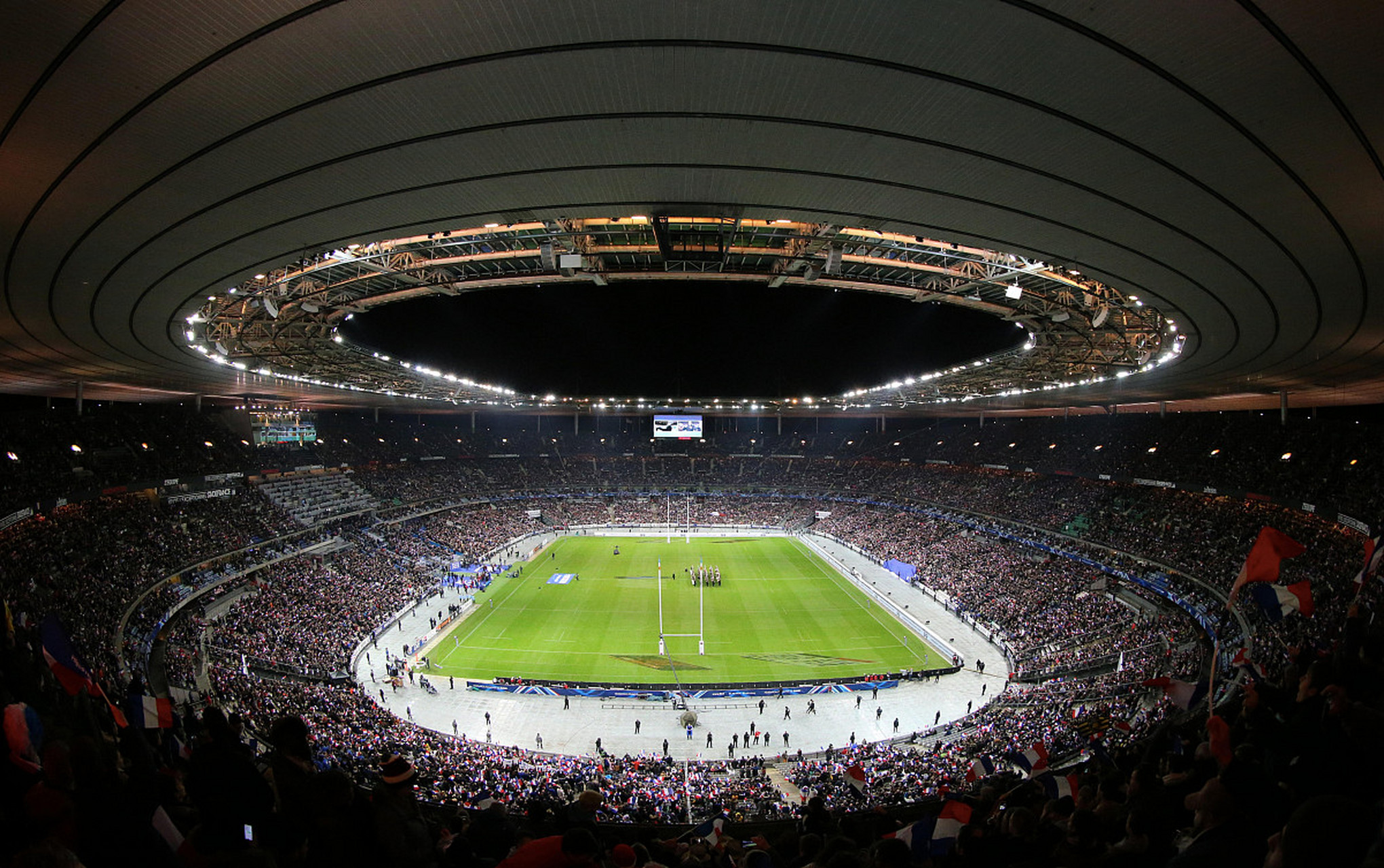 IM体育社区互动入口-AC米兰球迷庆祝胜利，球队前景一片光明